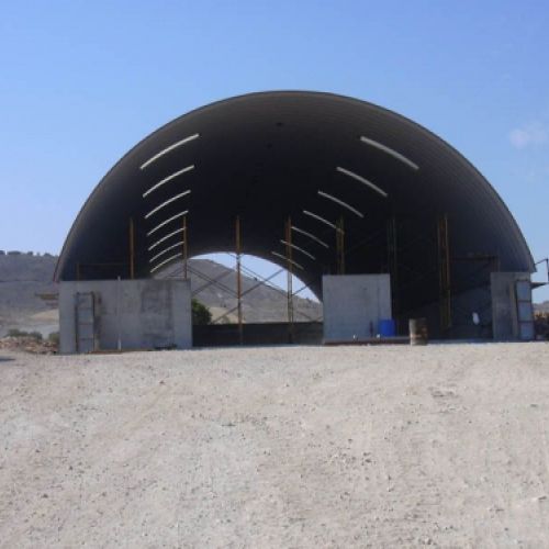 Nave agrícola con techo curvo