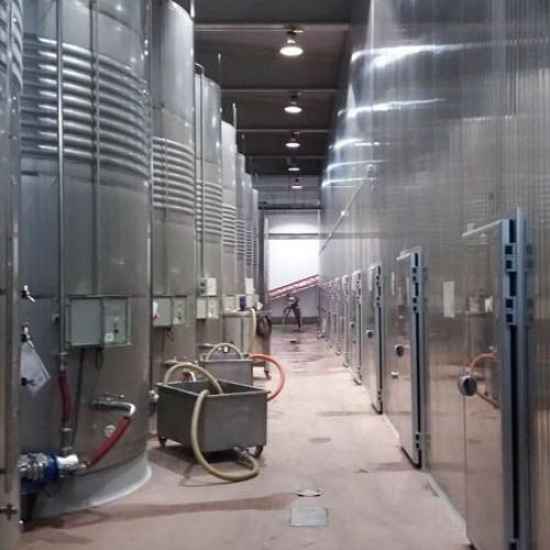 Pasillo con cubas de almacenamiento para bodega