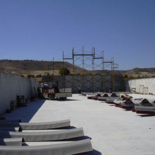 Interior de nave agrícola en construcción